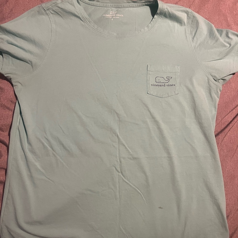 vineyard vines tee.